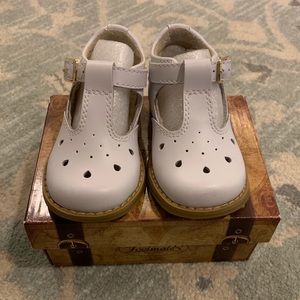 White Footmates baby shoes size 4 wide